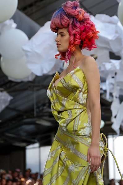 Неделя моды в Париже: показы Vivienne Westwood и Elie Saab сезона весна/лето-2019 