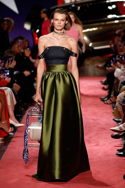 Неделя моды в Нью-Йорке: Джиджи и Белла Хадид вместе прошлись по подиуму на показе Brandon Maxwell 