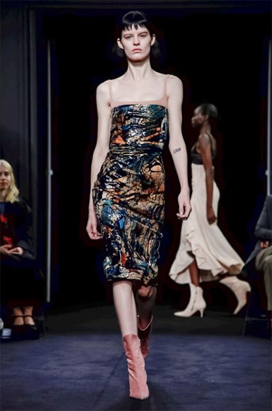 Неделя моды в Париже: Тина Кунаки и другие звезды на показе Mugler 