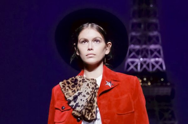 Неделя моды в Париже: Кейт Мосс, Рози Хантингтон-Уайтли, Синди Кроуфорд и Кайя Гербер на показе Saint Laurent 