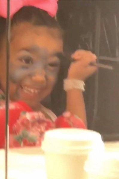 Ким Кардашьян использует 5-летнюю дочку для рекламы собственной косметики