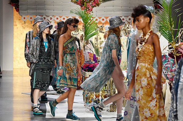 Неделя моды в Нью-Йорке: Наоми Кэмпбелл, София Коппола и другие на показе Anna Sui 