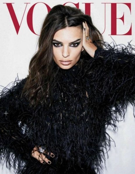 Эмили Ратаковски снялась в пикантной фотосессии для издания Vogue