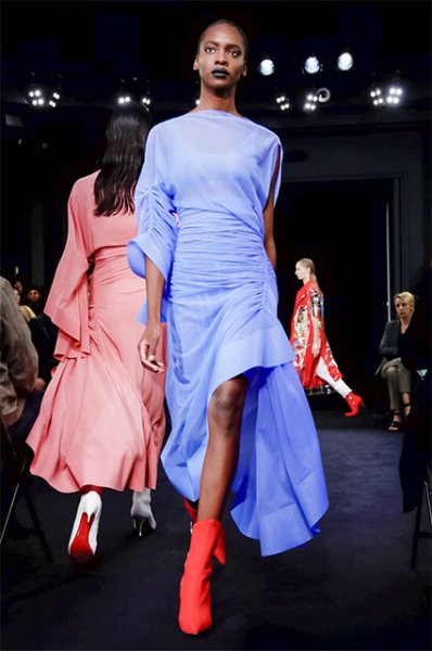 Неделя моды в Париже: Тина Кунаки и другие звезды на показе Mugler 