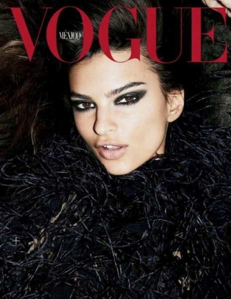 Эмили Ратаковски снялась в пикантной фотосессии для издания Vogue