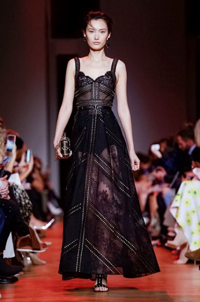 Неделя моды в Париже: показы Vivienne Westwood и Elie Saab сезона весна/лето-2019 