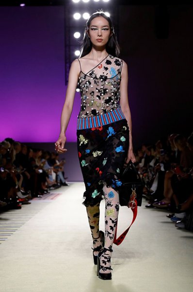 Неделя моды в Милане: Ирина Шейк, Кендалл Дженнер, Рози Хантингтон-Уайтли на показе Versace 