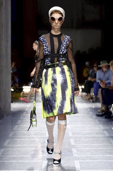 Неделя моды в Милане: Кайя Гербер в необычном образе на показе Prada 
