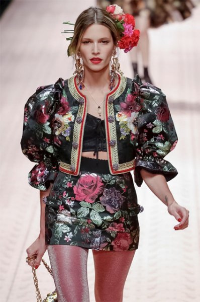 Неделя моды в Милане: Моника Белуччи, Карла Бруни, Эшли Грэм и звезды 90-х на подиуме Dolce&Gabbana 