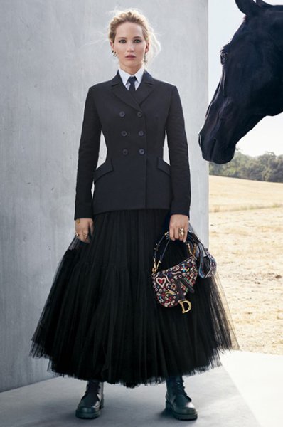 Дженнифер Лоуренс в образе мексиканской наездницы снялась для новой круизной кампании Dior 