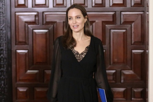 Анджелина Джоли помогает венесуэльским беженцам