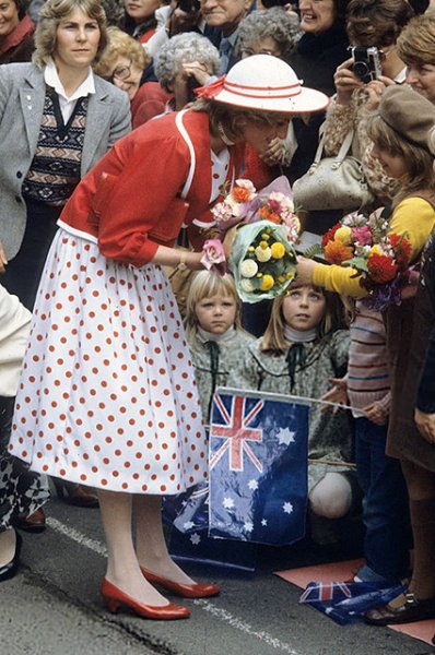 Меган, вдохновляйся: вспоминаем наряды принцессы Дианы из туров по Австралии 