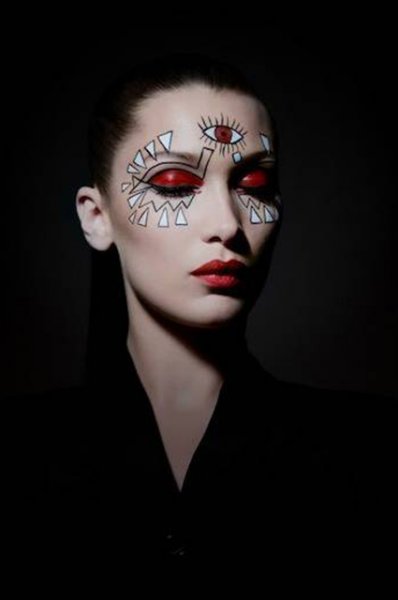 Белла Хадид выбрала макияж для Хеллоуина 