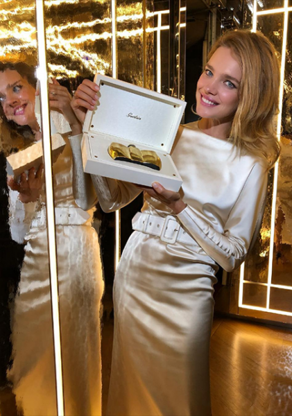 Наталья Водянова в элегантном белом платье отметила 10 лет сотрудничества с косметическим брендом 