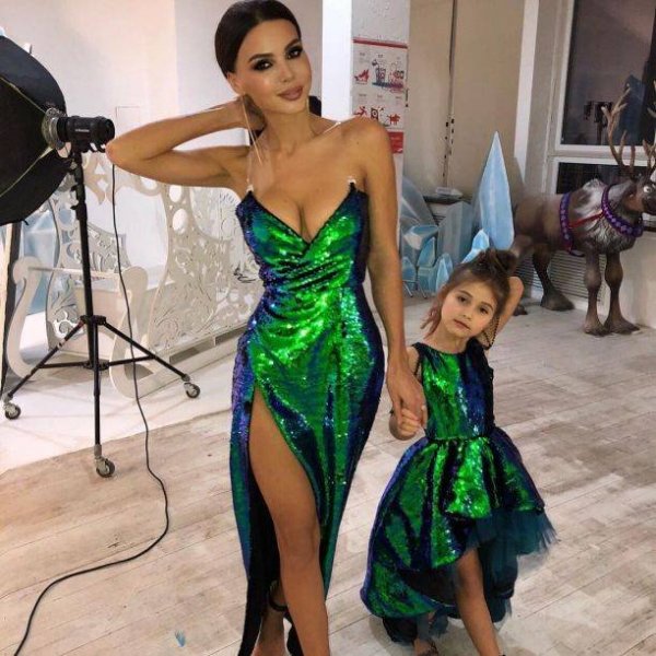 Оксана Самойлова презентовала новую коллекцию роскошных платьев для мамочек и дочек