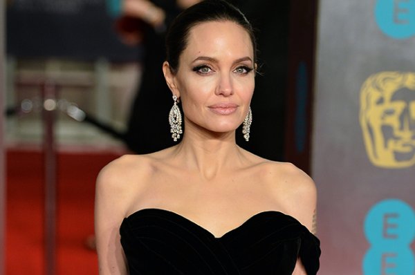 "Хочу шею как у Джоли!": в Америке придумали необычный вид подтяжки 