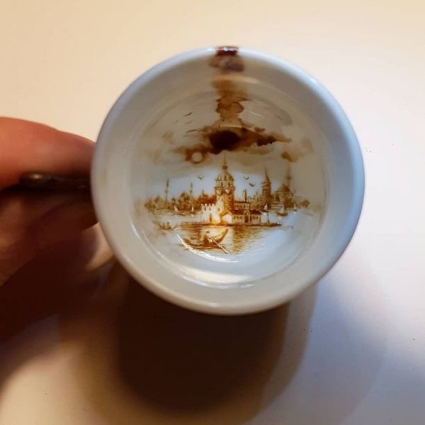 Творчество из кофе: мужчина рисует звёзд и города зёрнами бодрящего напитка