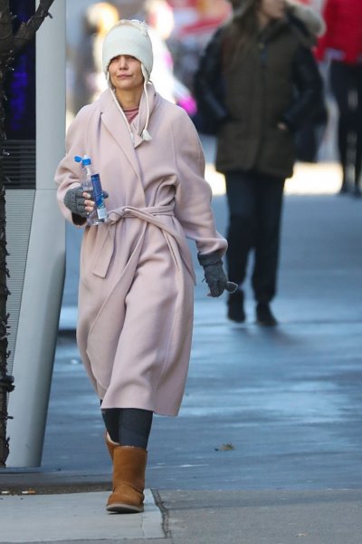 Кэти Холмс поразила поклонников нелепым нарядом на прогулке по Нью-Йорку