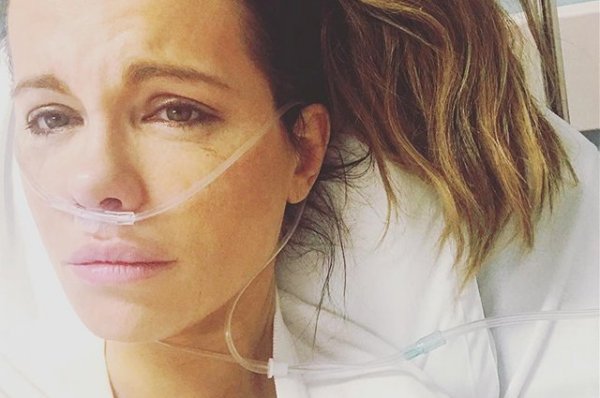 Кейт Бекинсейл попала в больницу: актриса выложила снимки из палаты
