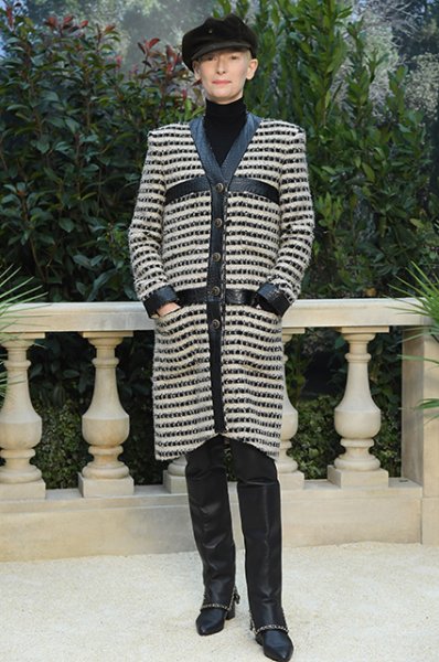 Неделя высокой моды в Париже: Кристен Стюарт, Тильда Суинтон и Кайя Гербер в перьях на показе Chanel 