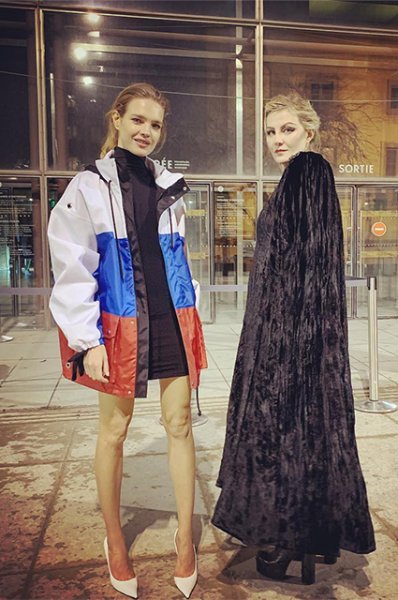 Наталья Водянова в куртке с российским флагом и Рената Литвинова на показе Vetements 