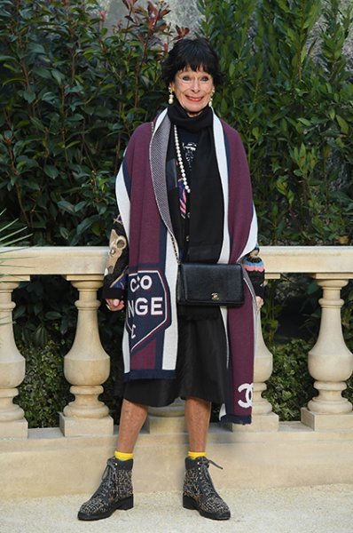 Неделя высокой моды в Париже: Кристен Стюарт, Тильда Суинтон и Кайя Гербер в перьях на показе Chanel 