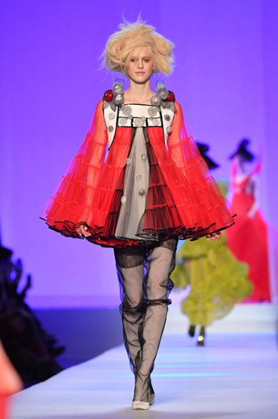 Неделя высокой моды в Париже: Ирина Шейк на показе Jean Paul Gaultier 