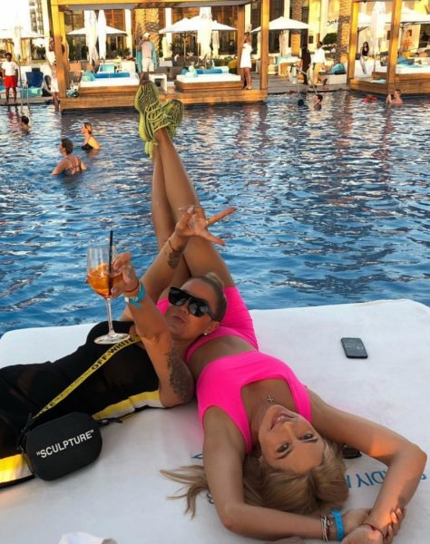 Наталья Рудова подогревает интерес подписчиков эротичными фото в бикини из ОАЭ