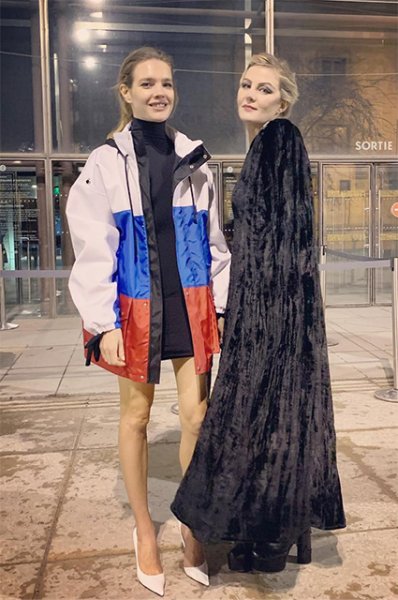 Наталья Водянова в куртке с российским флагом и Рената Литвинова на показе Vetements 