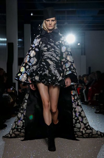 Неделя высокой моды в Париже: Кейт Бекинсейл, Елена Перминова и другие на показе Giambattista Valli 