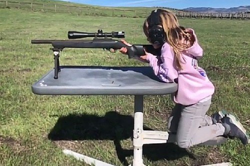Муж Пинк учит дочь стрелять из винтовки