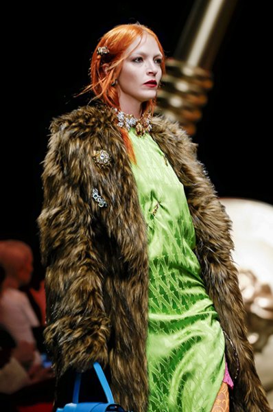 Неделя моды в Милане: Ирина Шейк, Кендалл Дженнер, сестры Хадид и другие на показе Versace осень-зима 2019/2020 