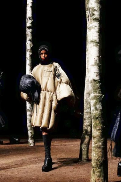 Неделя моды в Милане: Алессандра Амбросио, Милли Бобби Браун, Ева Герцигова на показе Moncler осень-зима 2019/2020 
