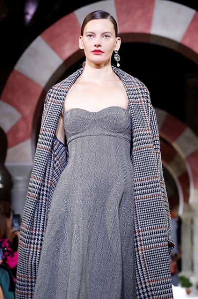 Неделя моды в Нью-Йорке: Белла Хадид, Пэрис Хилтон и другие на показе Oscar de la Renta осень-зима 2019/2020 