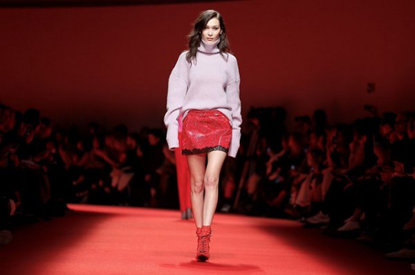 Неделя моды в Милане: Белла Хадид на показе Philosophy di Lorenzo сезона осень-зима 2019/2020 