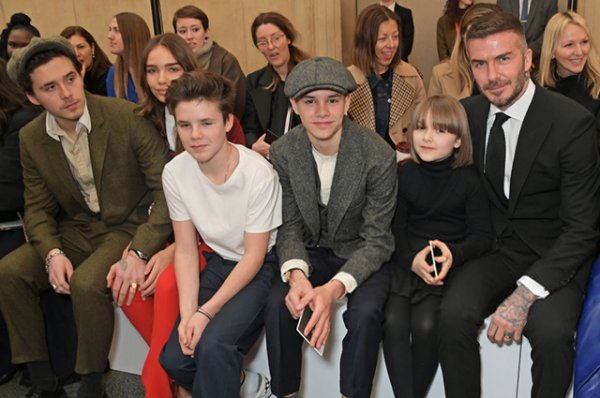Неделя моды в Лондоне: Дэвид Бекхэм с детьми на показе Victoria Beckham сезона осень-зима 2019/2020 
