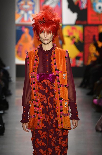 Неделя моды в Нью-Йорке: Белла Хадид и Кайя Гербер в цветных париках на показе Anna Sui сезона осень-зима 2019/2020 