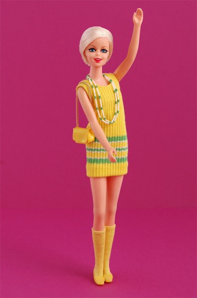 С Лагерфельдом на дружеской ноге: как Барби стала своей в мире моды 