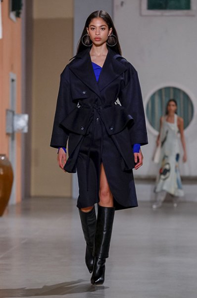Неделя моды в Париже: Тина Кунаки на показе Jacquemus осень-зима 2019/2020 