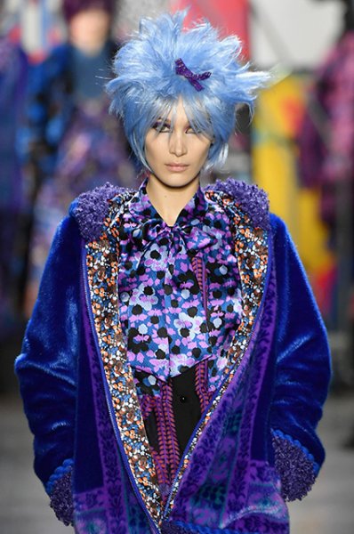 Неделя моды в Нью-Йорке: Белла Хадид и Кайя Гербер в цветных париках на показе Anna Sui сезона осень-зима 2019/2020 