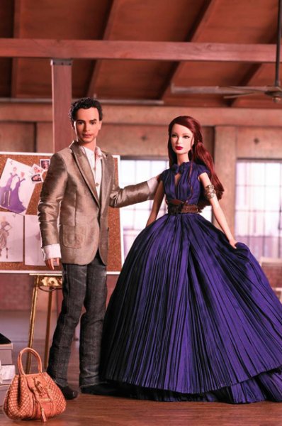 С Лагерфельдом на дружеской ноге: как Барби стала своей в мире моды 