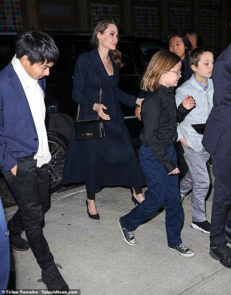 Анджелина Джоли впервые за долгое время вышла в свет со всеми детьми
