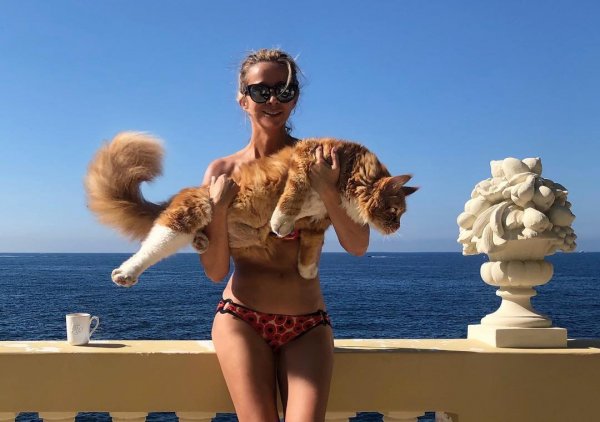 Ника Белоцерковская очаровала кадром в купальнике и с котом