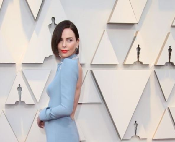 Шарлиз Терон в неоднозначном платье с открытой спиной на «Оскар-2019»