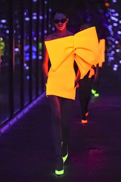 Неделя моды в Париже: Сальма Хайек, Линдси Лохан, Катрин Денев и другие на показе Saint Laurent сезона осень-зима 2019/2020 