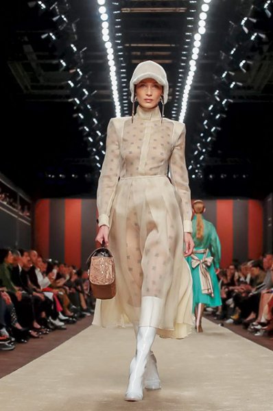 Неделя моды в Милане: сестры Хадид и Кайя Гербер на показе Fendi в память о Карле Лагерфельде 