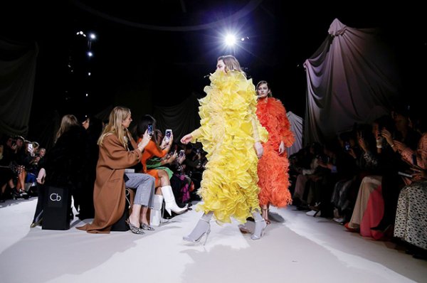 Неделя моды в Лондоне: Наталья Водянова и Ульяна Сергеенко на показе Mary Katrantzou сезона осень-зима 2019/2020 