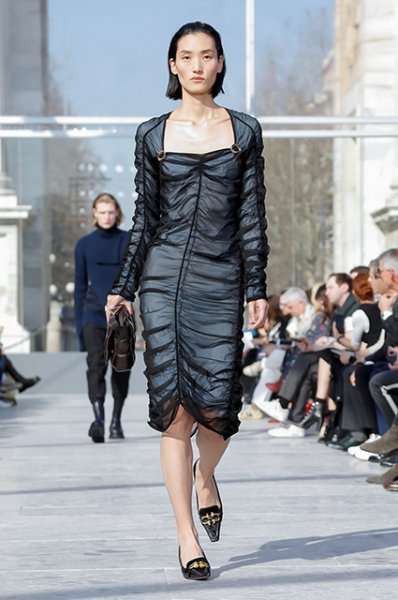 Неделя моды в Милане: Сальма Хайек на показе Bottega Veneta сезона осень-зима 2019/2020 