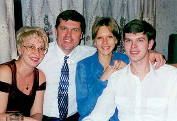 
		Александр Новиков (жена и дети, семья). Личная жизнь 
	
