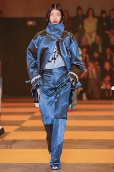 Неделя моды в Париже: сестры Хадид и Карли Клосс на показе Off-White осень-зима 2019/2020 